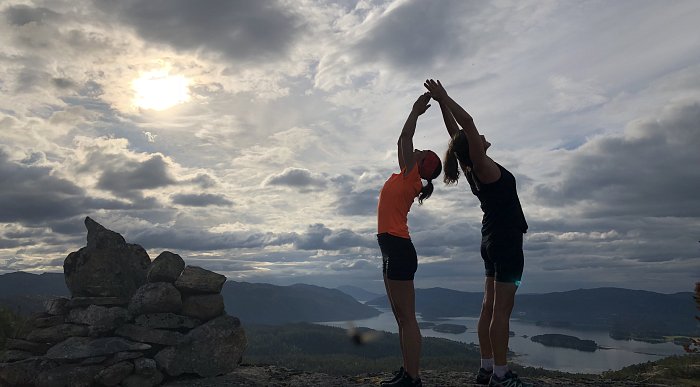 Yoga while on hiking trips near Namsos city centre. Photo: Bente Snildal
