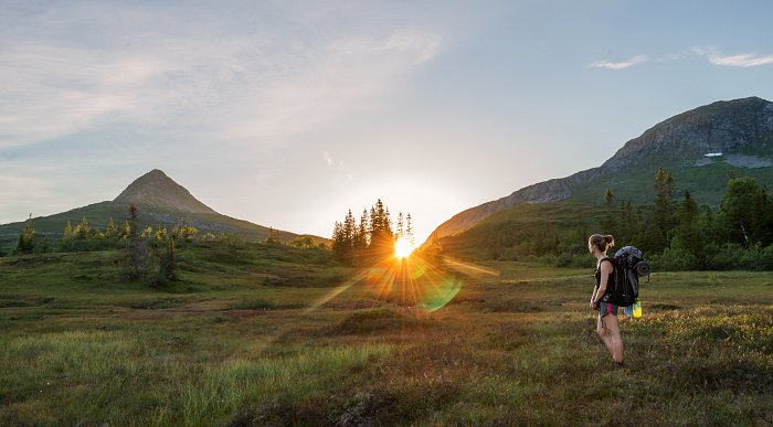 Girl in front of Lakavasshatten in Blåfjella-Skjækerfjella National Park