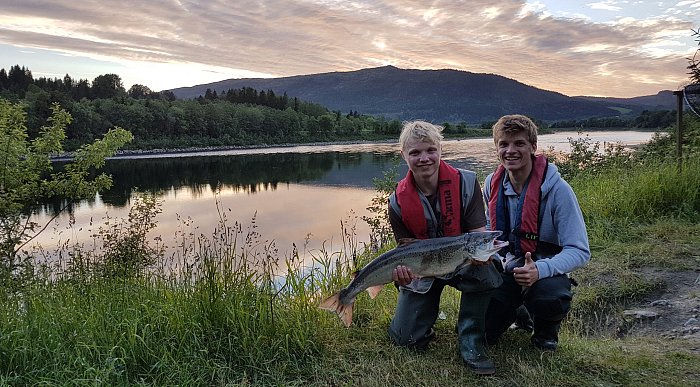 Two guys holding up a salmon, salmon fishing in Namsen river, Norway. Photo: Jan Arild Landstad